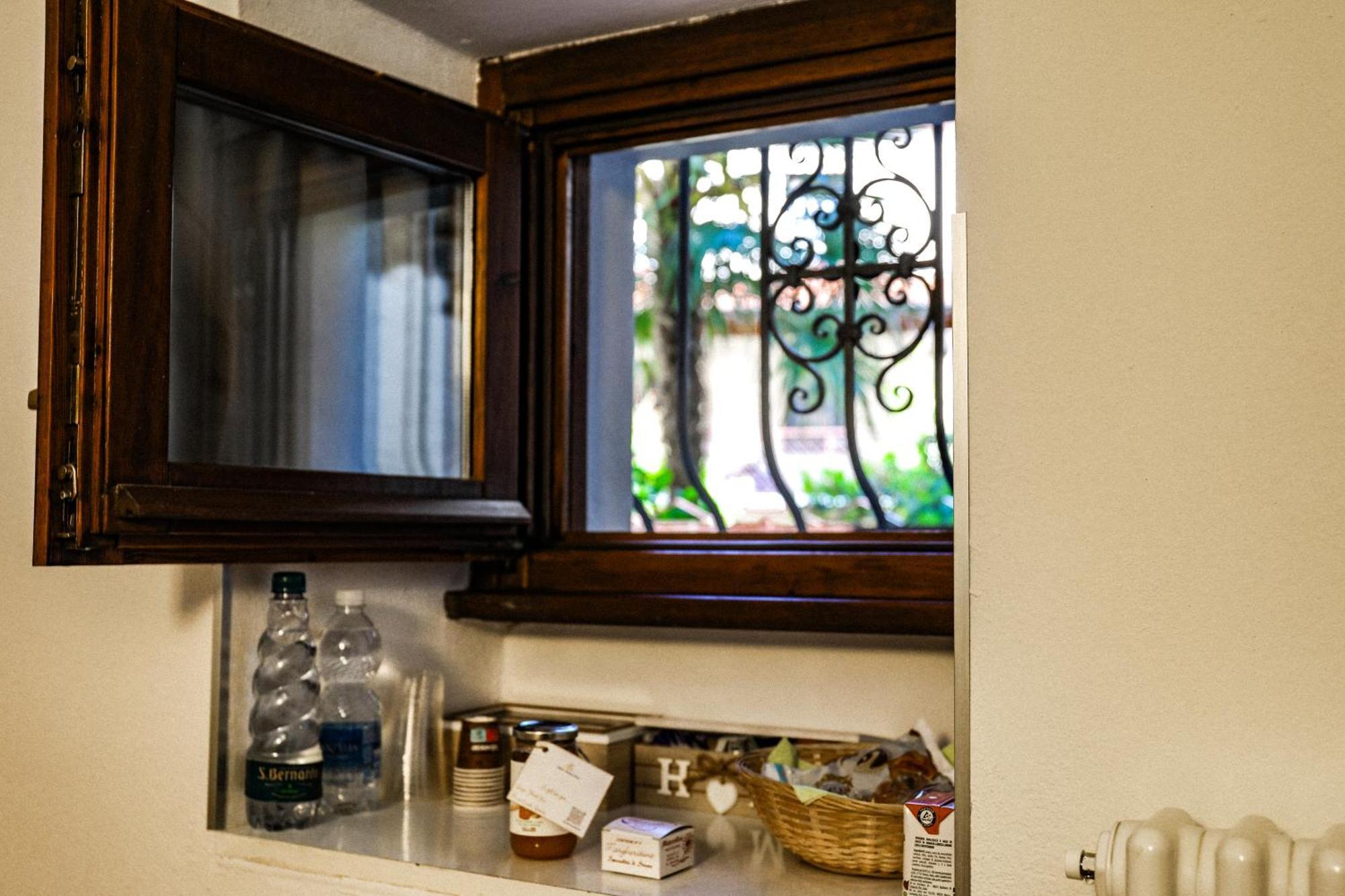 Vittoria Holiday House - Tulip Apartment And Tulip Room Stresa Exterior photo